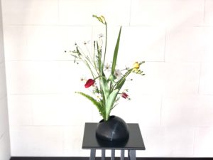 足元をスッキリと。春の生け花。