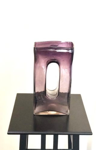 紫のガラスの花器