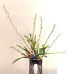 オレンジと紫。アクセントになる色を入れた生け花