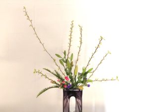 オレンジと紫。アクセントになる色を入れた生け花