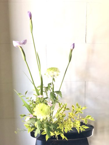 2番花が咲いた、花菖蒲の生け花