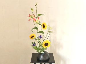 ひまわりとグロリオサを使った夏の生け花