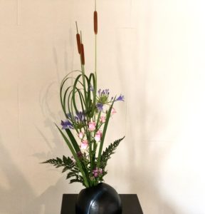 ガマを使った夏の生け花　長方形のシルエット