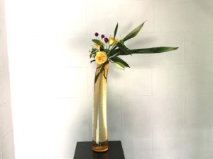 背の高い花器に活ける。暑い夏にぴったりの涼しげな生け花