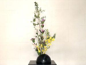 秋の生け花　葉っぱを整理して、足元をスッキリ活ける