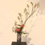 野茨を使った生け花。個性的な姿の枝物を活ける時のコツは?