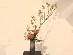 野茨を使った生け花。個性的な姿の枝物を活ける時のコツは?