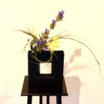 曲線の枝物と直線のお花をつかった生け花