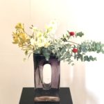 お花をグループに分けて活ける。ユーカリのいい香りのする生け花
