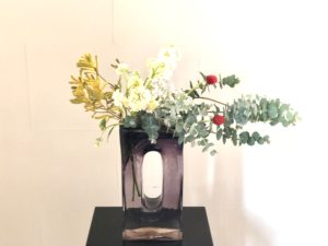 お花をグループに分けて活ける。ユーカリのいい香りのする生け花