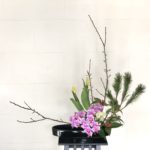 お正月用生け花 モダンな和風の盛花は玄関やリビングに