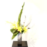 主張の強い葉物、谷渡りを使った生け花