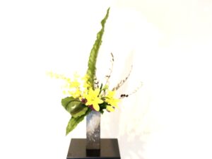 主張の強い葉物、谷渡りを使った生け花