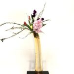 春のお花を使った生け花 今回はシックな色合いで