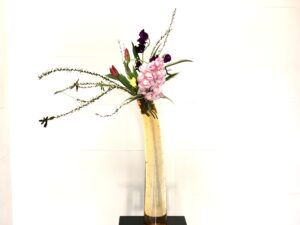 春のお花を使った生け花　今回はシックな色合いで