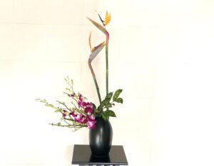 今週の生け花。主張のしっかりとした花材の扱い方。