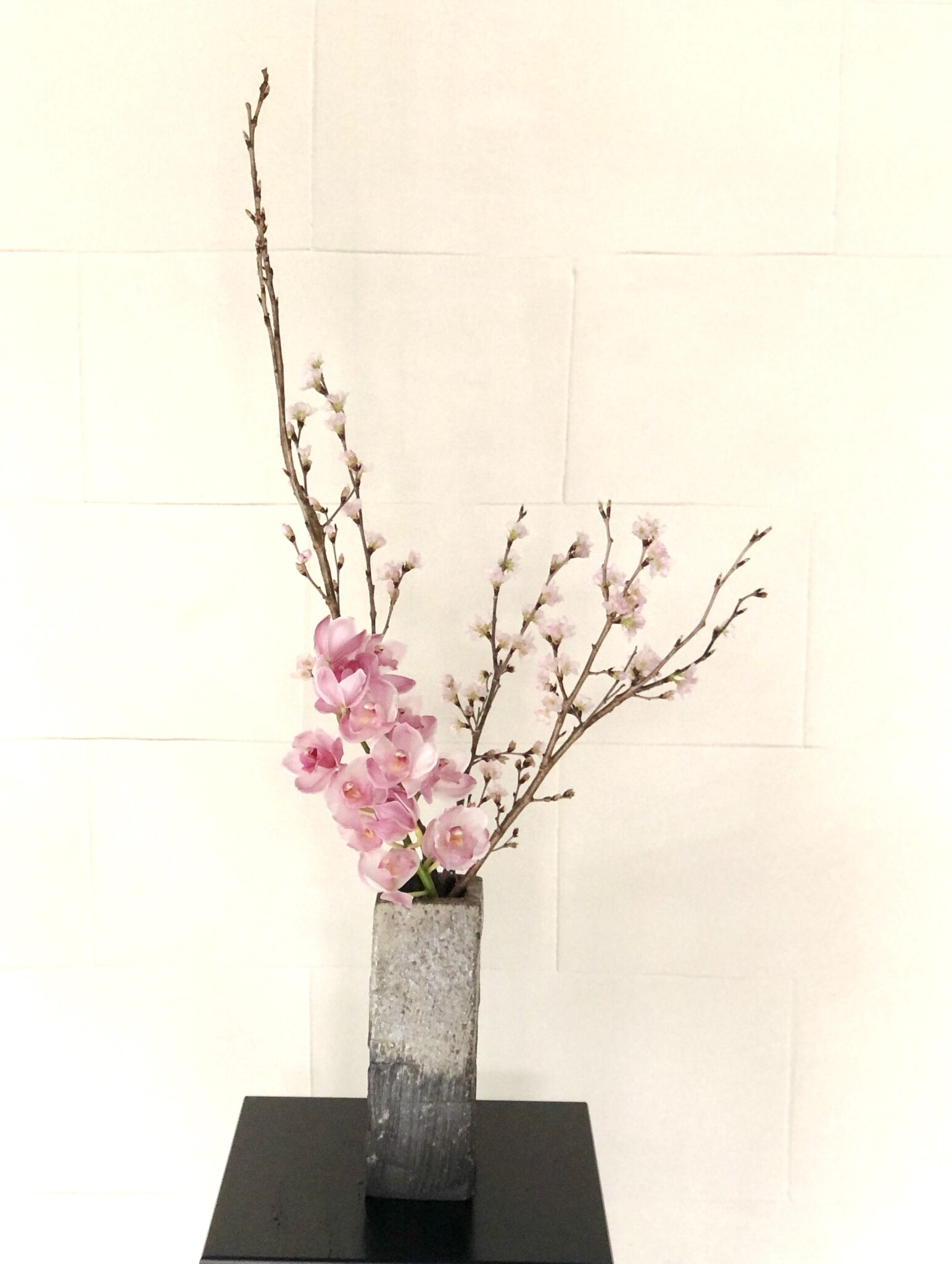 桜が満開の生け花!作品を活け替える お花選びのコンシェルジュ 桜が満開の生け花!作品を活け替える お花選びのコンシェルジュ