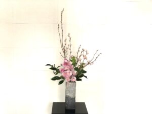 桜が満開の生け花!作品を活け替える