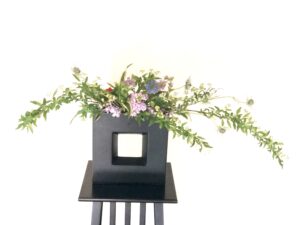 曲線の生け花 大好きな春の花、こでまりを使って