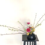 生け花の基本的な形の1つ、傾斜させた形に活ける