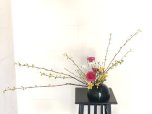 生け花の基本的な形の1つ、傾斜させた形に活ける