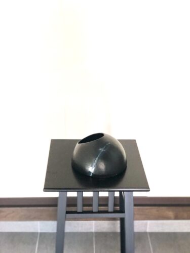 黒の半球形の花器