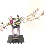今週は家庭訪問。玄関に飾る花。大好きなシャクヤクの生け花