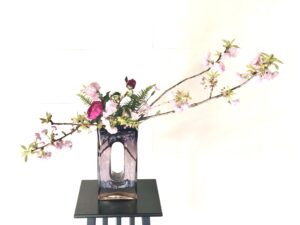 今週は家庭訪問。玄関に飾る花。大好きなシャクヤクの生け花