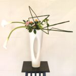 曲線と直線の生け花。お花はカラーと木賊(トクサ)