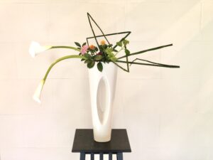 曲線と直線の生け花。お花はカラーと木賊(トクサ)