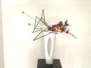 リズミカルな形と色合いで、楽しくなる生け花　