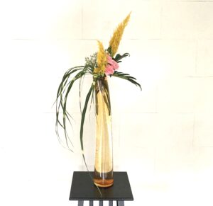 背の高い花器に活ける　矢筈薄（ヤハズススキ）で流れるような曲線を