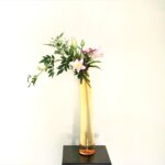 お気に入りの背の高い花器 LAリリーの生け花