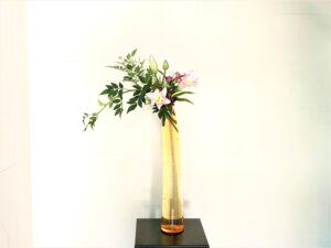 お気に入りの背の高い花器　LAリリーの生け花