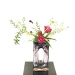 バラの生け花。少しずつ秋になっていく季節の生け花