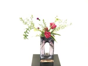 バラの生け花。少しずつ秋になっていく季節の生け花