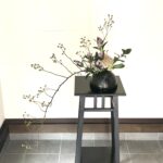秋の生け花 朱色っぽいオレンジやピンク系の紫