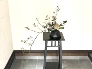 秋の生け花 朱色っぽいオレンジやピンク系の紫
