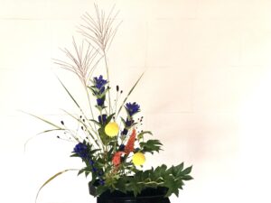 お月見の生け花　すすき、リンドウワレモコウ。秋の花を活ける