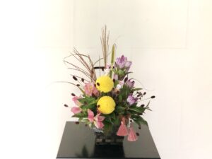 お月見のアレンジメント　ススキ、リンドウ、ピンポンマムで秋らしく