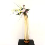 背の高いガラス花器に活ける