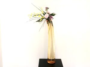 背の高いガラス花器に活ける