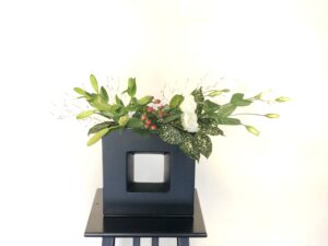 横長の作品　トルコキキョウとLAリリーの投げ入れ