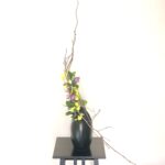 土佐水木を組む　三日月形に活けた生け花