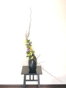 土佐水木を組む 三日月形に活けた生け花