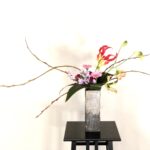 赤芽柳とグロリオサ 動きのある生け花