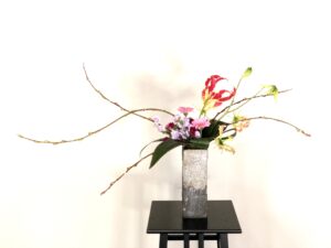 赤芽柳とグロリオサ　動きのある生け花