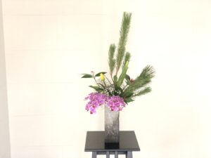 お正月のお花の飾り方　玄関におすすめは枝若松にチューリップや胡蝶蘭を合わせて