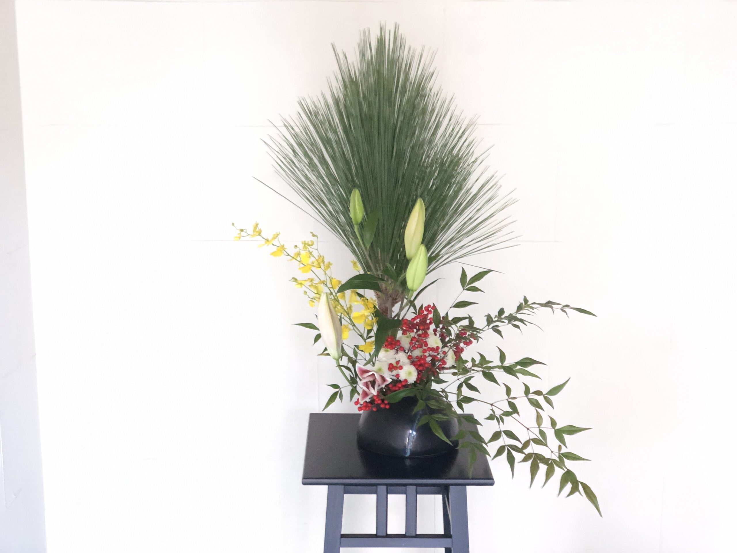 お正月のお花の飾り方　リビングにおすすめは大王松と百合・蘭の組み合わせ