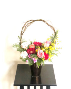 クリスマスのフラワーアレンジメント リースの様に飾る